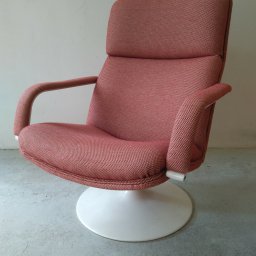 A su vez el sillón Artifort modelo 141